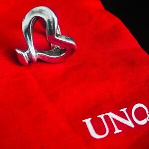 Uno de 50 “nailed heart “ ring